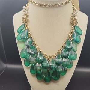 Chic Emerald and Gold Teardrop Necklace